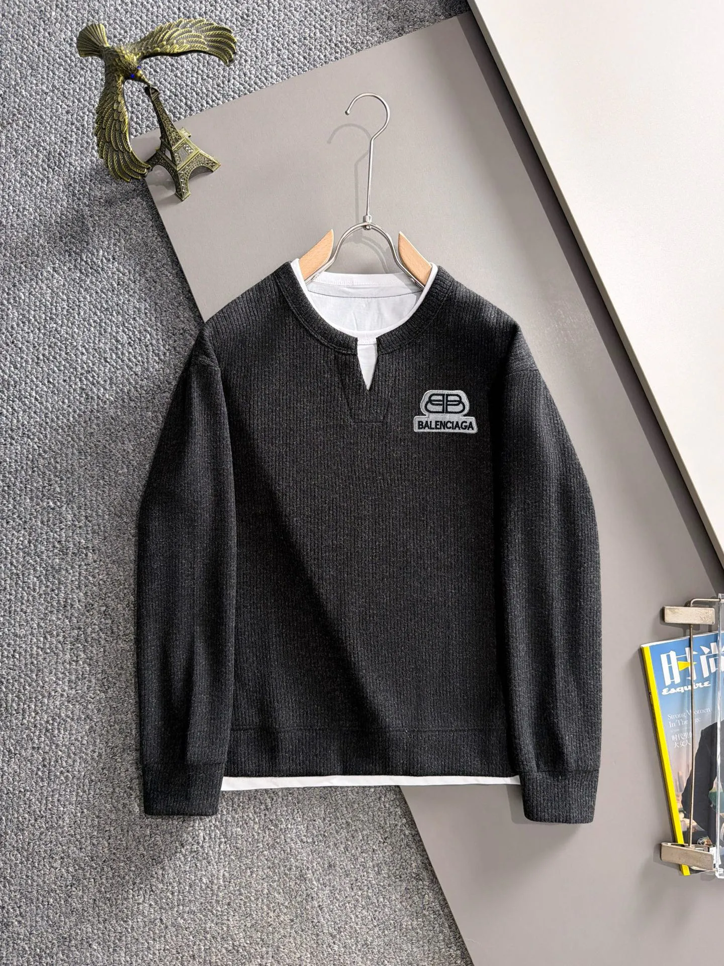 Exclusively launched in Paris, 26ss autumn and winter New Arrival fake two-piece long-sleeved sweatshirts for men and women. Same Style. Many stars have the same style. Craftsmanship that cannot be copied by ordinary small workshops. We are not afraid of any challenges in terms of materials, detail restoration and craftsmanship, just to provide you with wonderful products. Compare the top Original versions at will. No expense is spared just to make it better. Unique imported fabric feel. Purely imported German machine production. Precision operation. Thousands of needles density. A full set of New Arrival accessories with three standards can be customized simultaneously. Versatile upper body is fashionable, a perfect choice for autumn and winter, and a must-have item. Sizes table: m-3XL (please state your height and weight when placing an order)